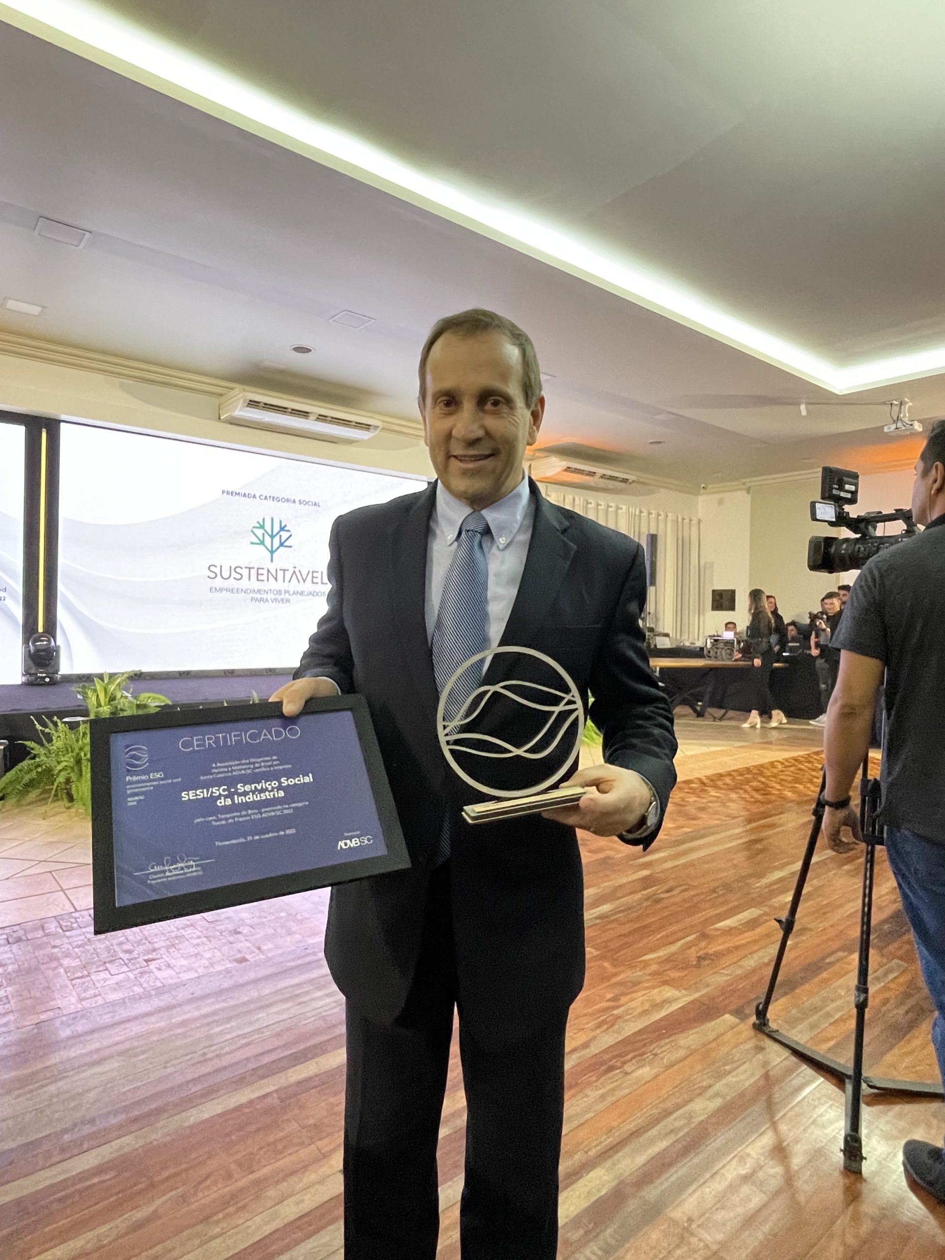 Alcaplas recebe prêmio por projeto social Tampinha do Bem